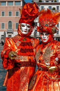 Costumi del Carnevale di Venezia davanti alla Madonna della Salute.