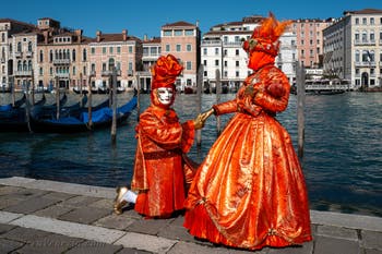 Costumi del Carnevale di Venezia davanti alla Madonna della Salute.