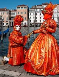 Costumi del Carnevale di Venezia davanti alla Madonna della Salute.