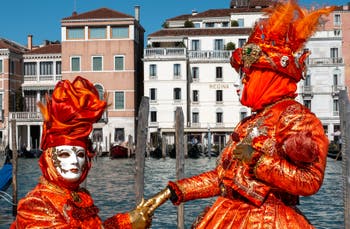 Costumi del Carnevale di Venezia davanti alla Madonna della Salute.