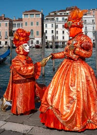 Costumi del Carnevale di Venezia davanti alla Madonna della Salute.