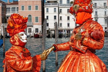 Costumi del Carnevale di Venezia davanti alla chiesa della Madonna della Salute.