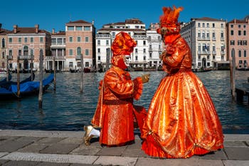 Costumi del Carnevale di Venezia davanti alla Madonna della Salute.