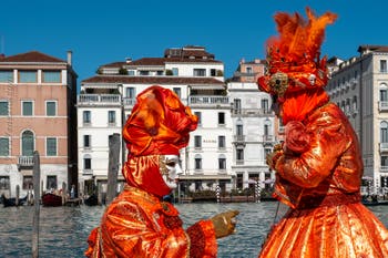 Costumi del Carnevale di Venezia davanti alla Madonna della Salute.