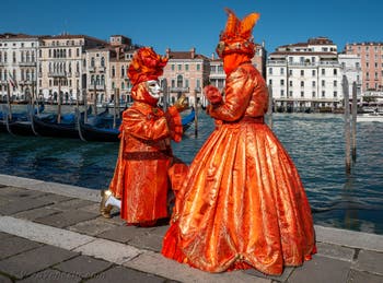 Costumi del Carnevale di Venezia davanti alla Madonna della Salute.