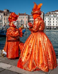 Costumi del Carnevale di Venezia davanti alla Madonna della Salute.