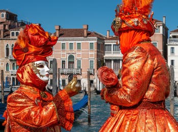 Costumi del Carnevale di Venezia davanti alla Madonna della Salute.