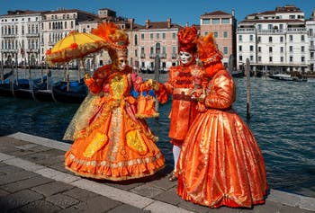 Costumi del Carnevale di Venezia davanti alla Madonna della Salute.