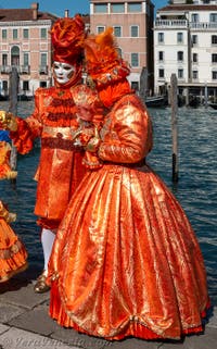 Costumi del Carnevale di Venezia davanti alla Madonna della Salute.