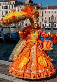 Costumi del Carnevale di Venezia davanti alla Madonna della Salute.