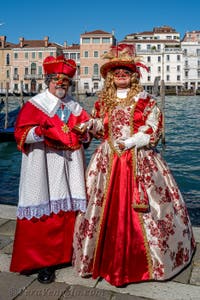 Costumi del Carnevale di Venezia davanti alla Madonna della Salute.