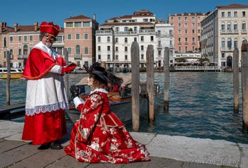 Costumi del Carnevale di Venezia davanti alla Madonna della Salute.