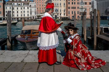 Costumi del Carnevale di Venezia davanti alla Madonna della Salute.