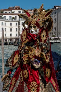 Costumi del Carnevale di Venezia davanti alla Madonna della Salute.