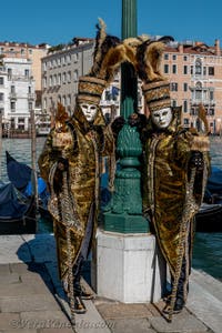 Costumi del Carnevale di Venezia davanti alla Madonna della Salute.