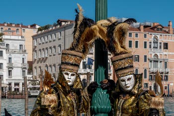 Costumi del Carnevale di Venezia davanti alla chiesa della Madonna della Salute.