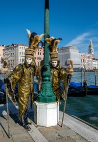 Costumi del Carnevale di Venezia davanti alla Madonna della Salute.