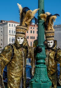 Costumi del Carnevale di Venezia davanti alla Madonna della Salute.