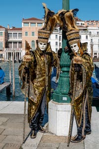 Costumi del Carnevale di Venezia davanti alla Madonna della Salute.