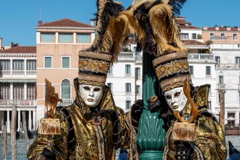 Costumi del Carnevale di Venezia davanti alla Madonna della Salute.