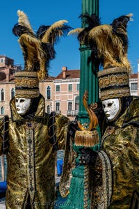 Costumi del Carnevale di Venezia davanti alla Madonna della Salute.