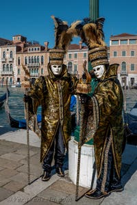 Costumi del Carnevale di Venezia davanti alla Madonna della Salute.