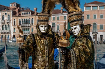 Costumi del Carnevale di Venezia davanti alla Madonna della Salute.