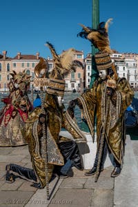 Costumi del Carnevale di Venezia davanti alla Madonna della Salute.