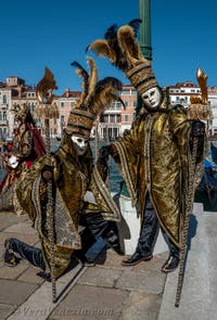 Costumi del Carnevale di Venezia davanti alla Madonna della Salute.