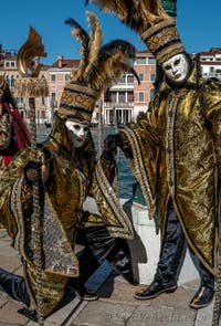 Costumi del Carnevale di Venezia davanti alla Madonna della Salute.