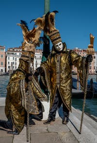 Costumi del Carnevale di Venezia davanti alla Madonna della Salute.