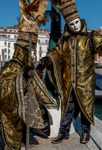 Costumi del Carnevale di Venezia davanti alla Madonna della Salute.