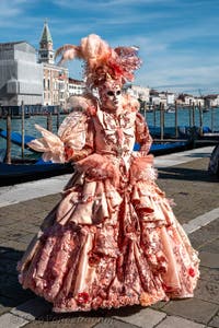 Costumi del Carnevale di Venezia davanti alla Madonna della Salute.