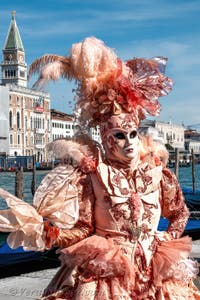 Costumi del Carnevale di Venezia davanti alla Madonna della Salute.