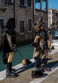 Costumi del Carnevale di Venezia davanti alla Madonna della Salute.