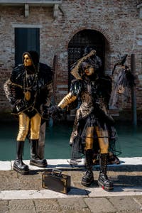 Costumi del Carnevale di Venezia davanti alla Madonna della Salute.