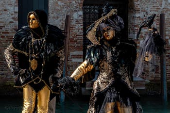 Costumi del Carnevale di Venezia davanti alla Madonna della Salute.