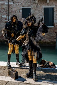 Costumi del Carnevale di Venezia davanti alla Madonna della Salute.