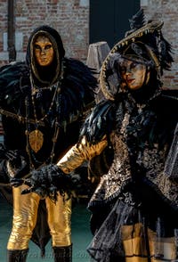 Costumi del Carnevale di Venezia davanti alla Madonna della Salute.