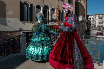 Costumi del Carnevale di Venezia davanti alla Madonna della Salute.