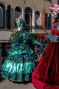 Costumi del Carnevale di Venezia davanti alla Madonna della Salute.