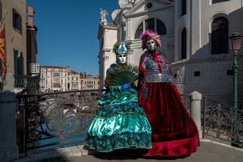 Costumi del Carnevale di Venezia davanti alla chiesa della Madonna della Salute.