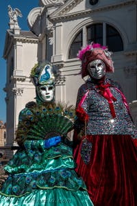 Costumi del Carnevale di Venezia davanti alla Madonna della Salute.