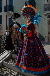 Costumi del Carnevale di Venezia davanti alla Madonna della Salute.