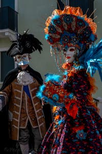 Costumi del Carnevale di Venezia davanti alla Madonna della Salute.