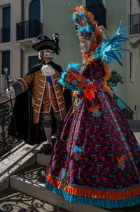 Costumi del Carnevale di Venezia davanti alla Madonna della Salute.