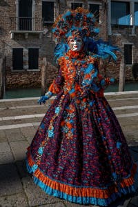 Costumi del Carnevale di Venezia davanti alla Madonna della Salute.