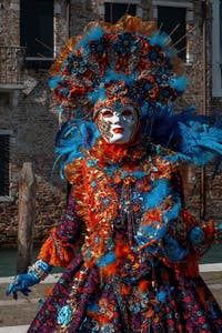 Costumi del Carnevale di Venezia davanti alla Madonna della Salute.