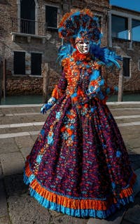 Costumi del Carnevale di Venezia davanti alla Madonna della Salute.