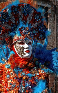 Costumi del Carnevale di Venezia davanti alla Madonna della Salute.